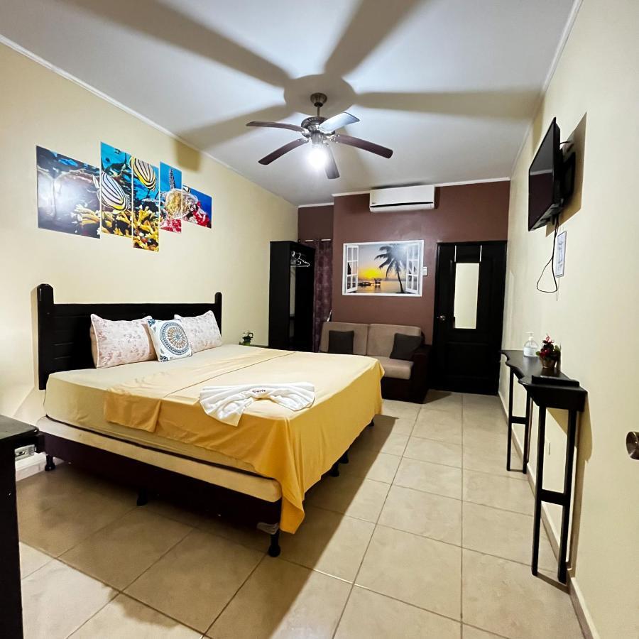 B Aparts Hotel Coxen Hole Exterior foto