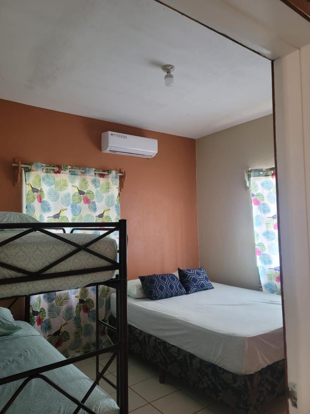 B Aparts Hotel Coxen Hole Exterior foto