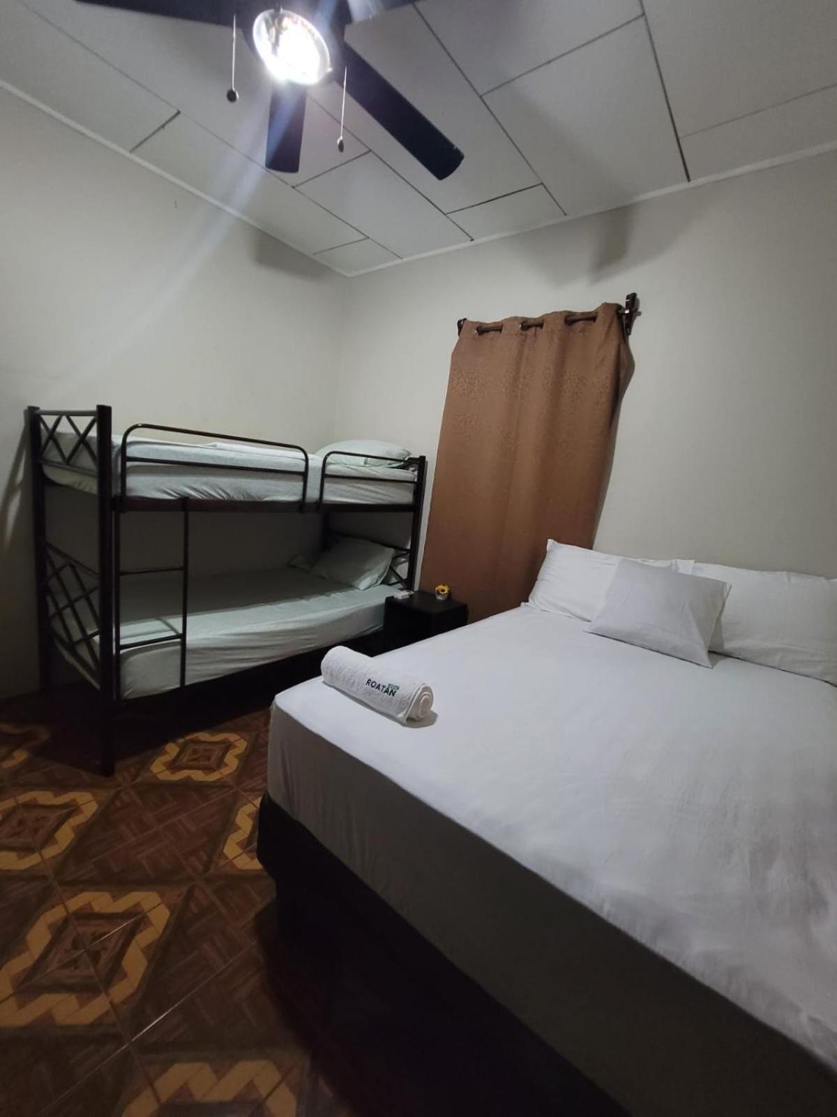 B Aparts Hotel Coxen Hole Exterior foto