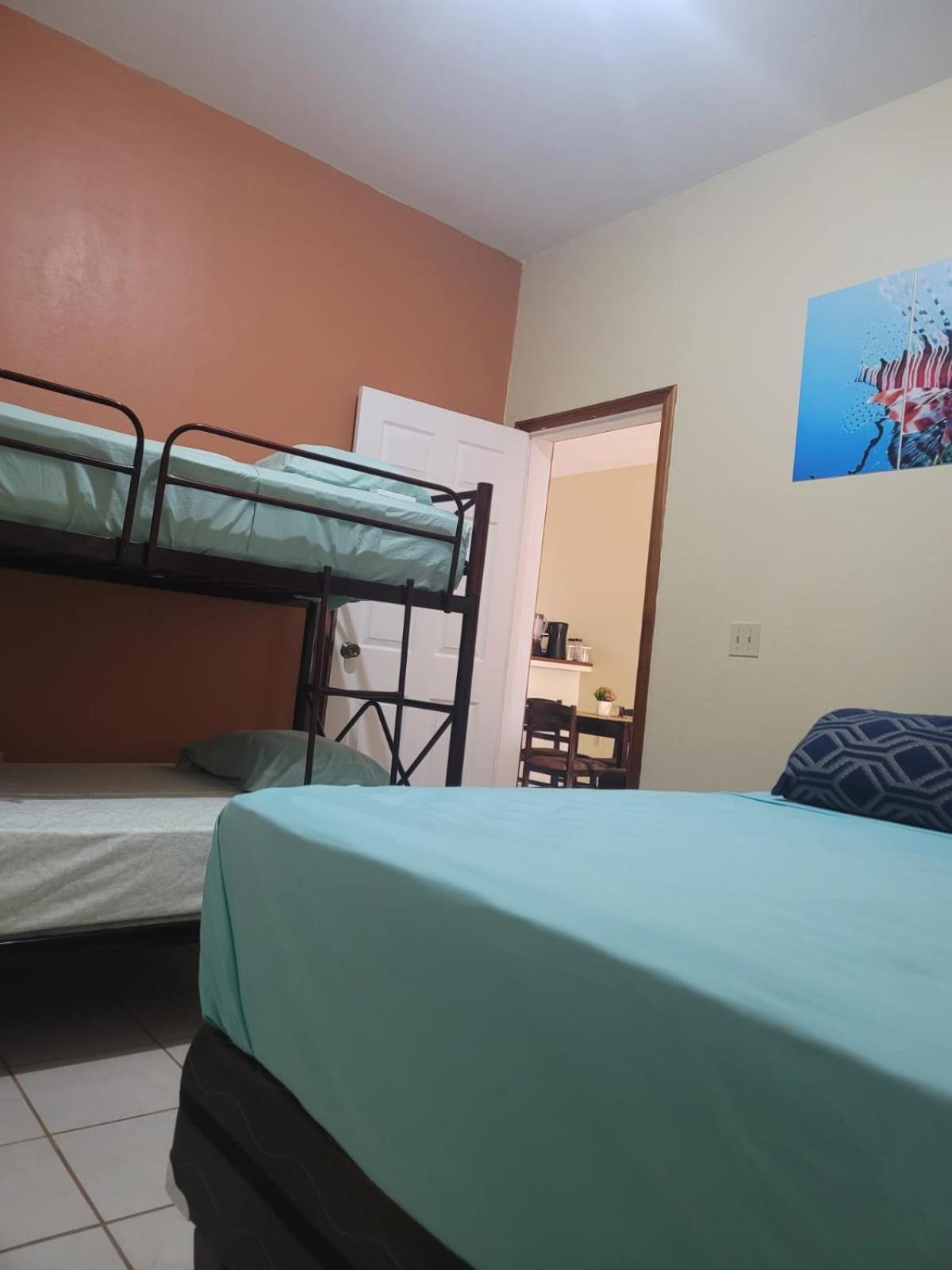 B Aparts Hotel Coxen Hole Exterior foto