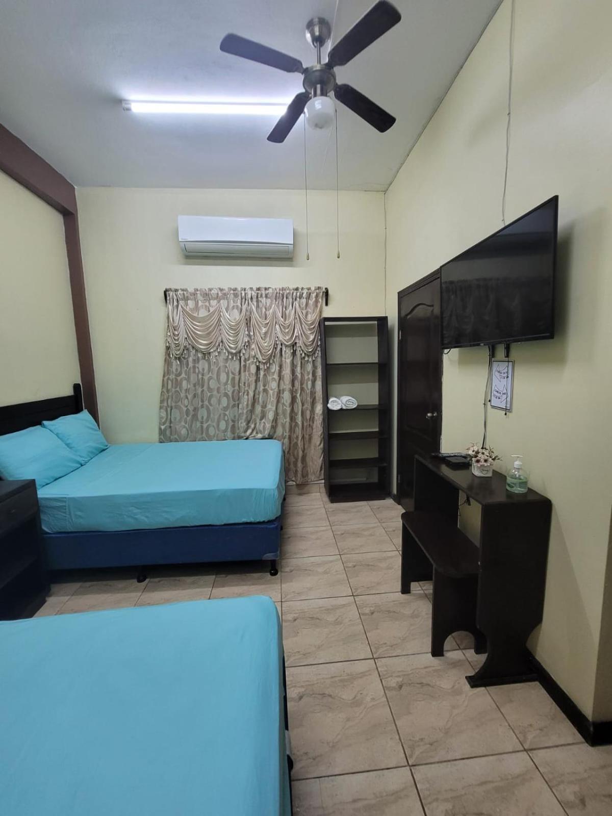 B Aparts Hotel Coxen Hole Exterior foto
