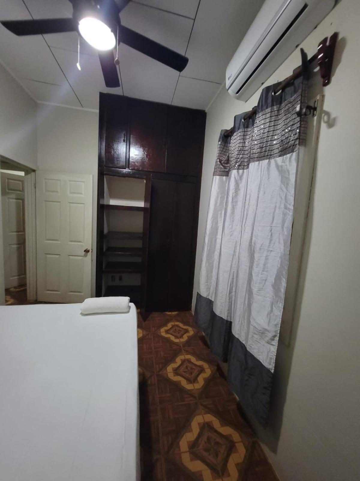 B Aparts Hotel Coxen Hole Exterior foto