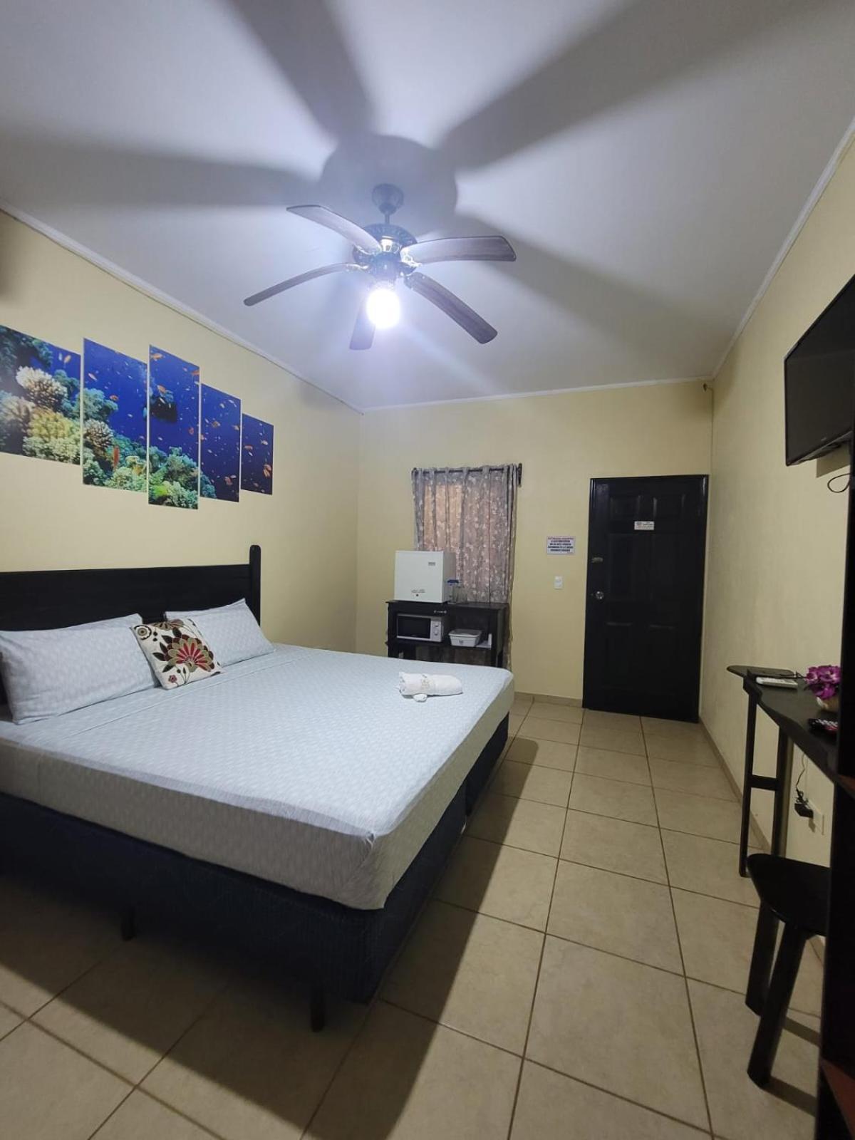 B Aparts Hotel Coxen Hole Exterior foto