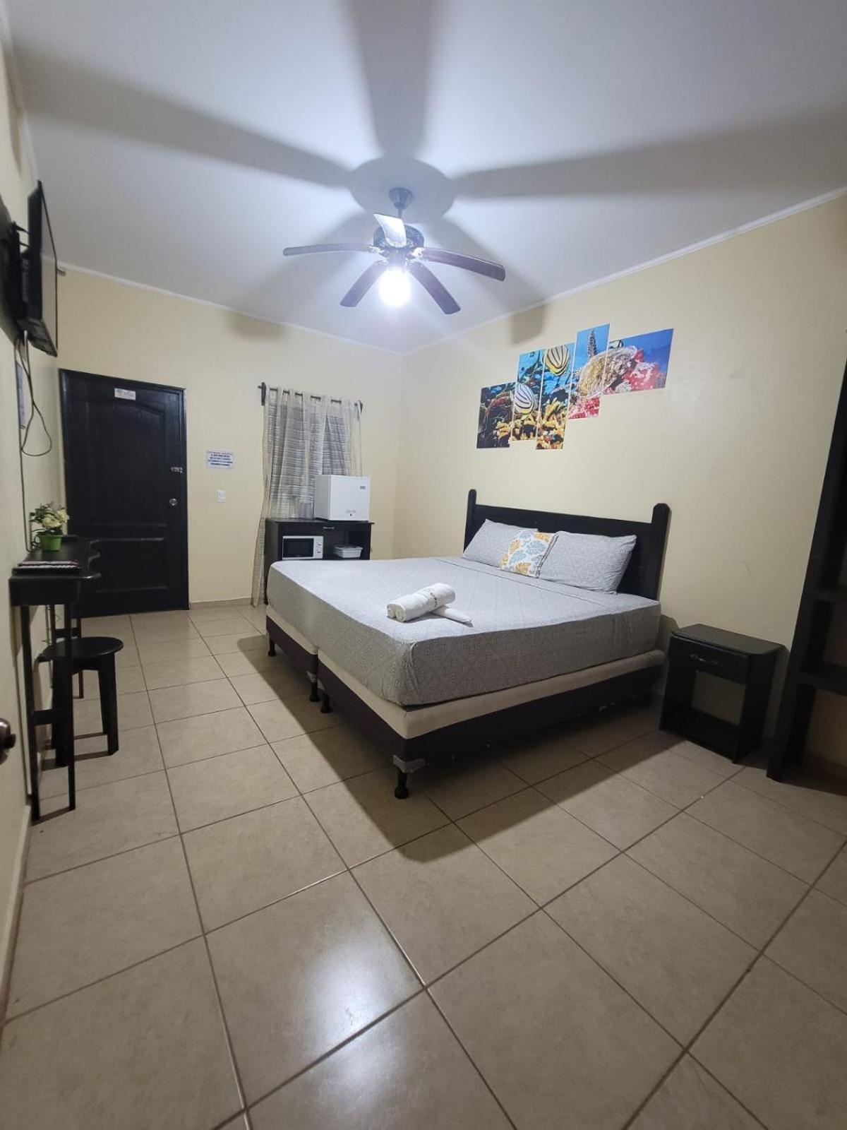 B Aparts Hotel Coxen Hole Exterior foto
